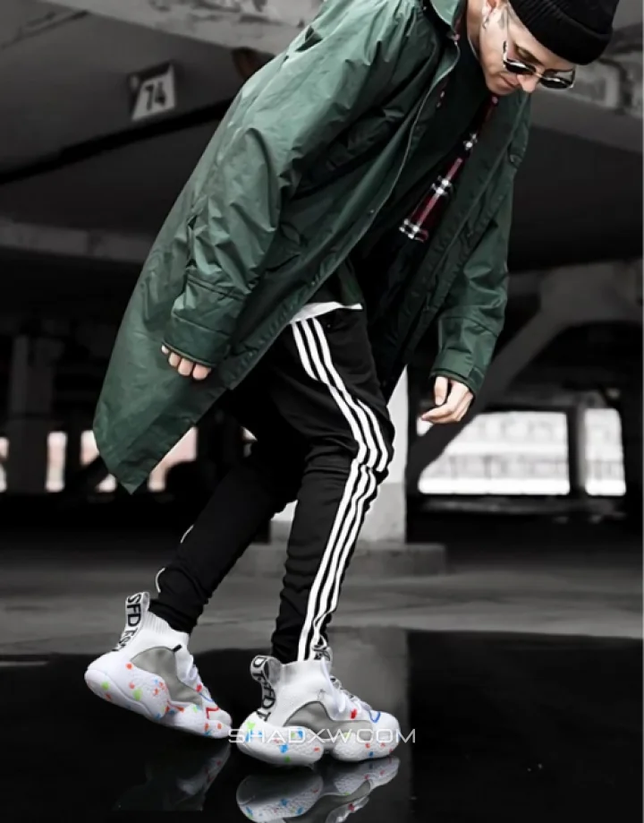 Crazy Sneakers - Image 4